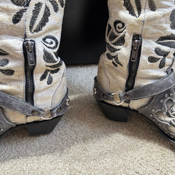 Corral rose embroidered boots. - Picture 3 of 9